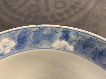 Deux bols en porcelaine de Chine en bleu et blanc, Kangxi